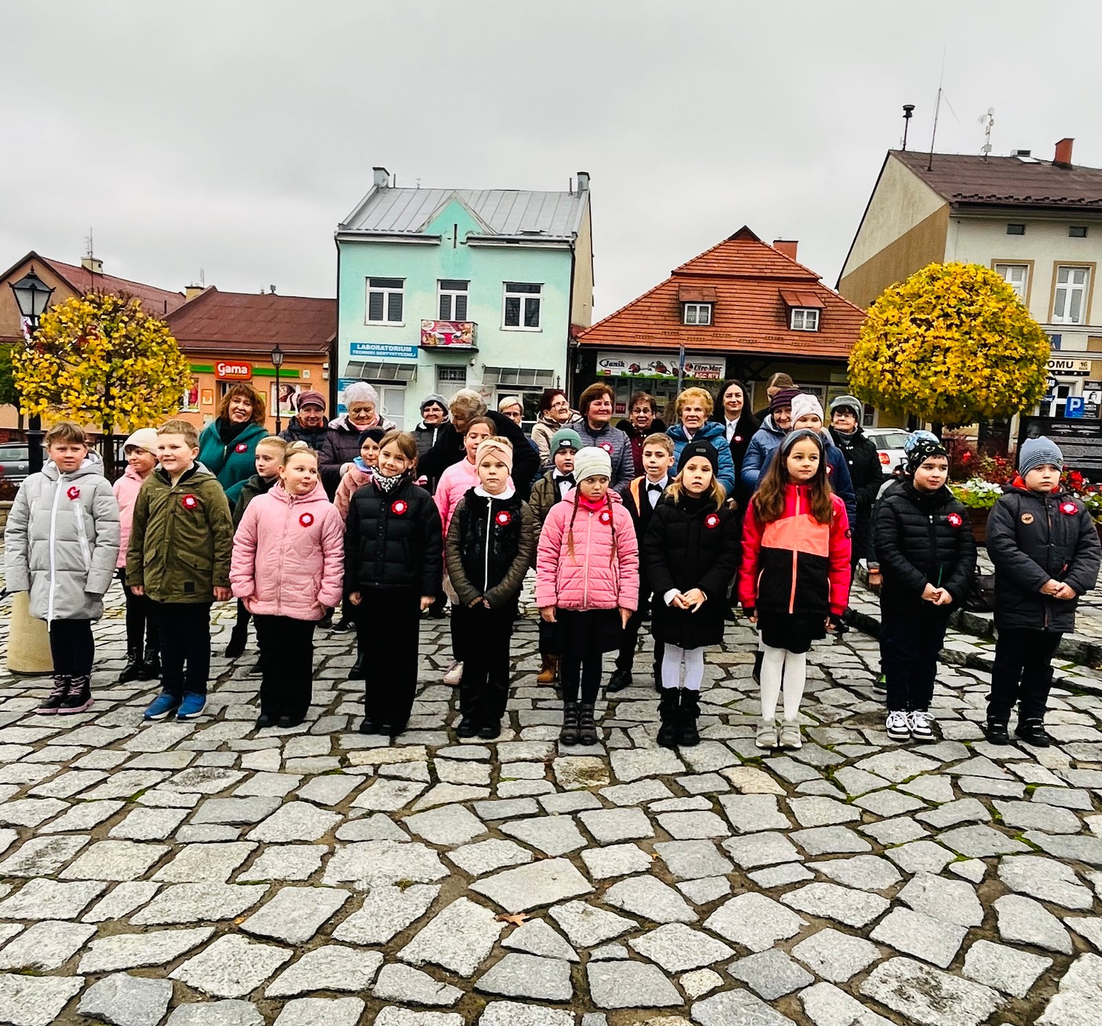 Dzieci zaśpiewały hymn narodowy w języku migowym