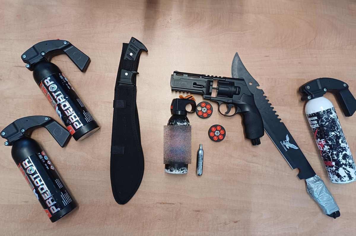 Z maczetami do tarnowskiej galerii… Policja konfiskuje broń pseudokibicom