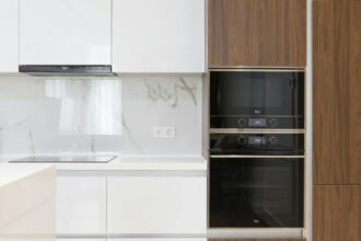 Lodówka do zabudowy – jak wybrać idealny model do nowoczesnej kuchni?