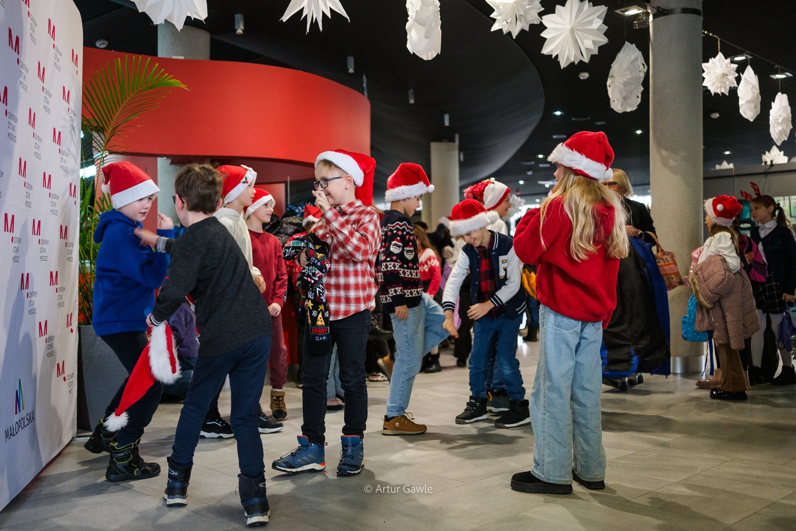 Świąteczny nastrój, wspólne kolędowanie i pełne sale [zdjęcia]