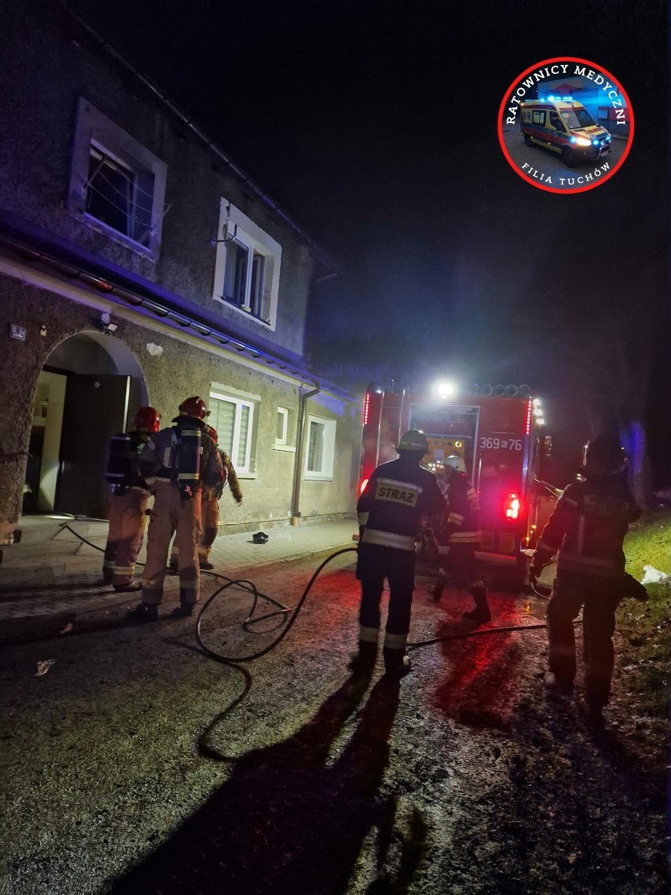 Paliło się w Tuchowie. Trzynaście osób ewakuowanych, jedna trafiła do szpitala. Pożar gasiło 30 strażaków