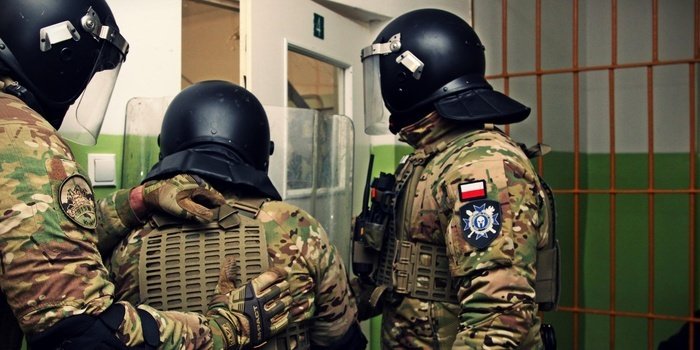 Koledze spod celi podbił oko, innemu chciał podciąć gardło, groził iż się zabije. Co na to sąd?