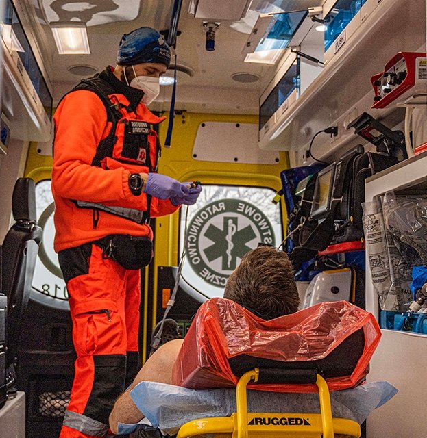 Zachowywał się jak Hannibal Lecter. Dotkliwie poranił ratownika. Chciał mu choćby odgryźć palec