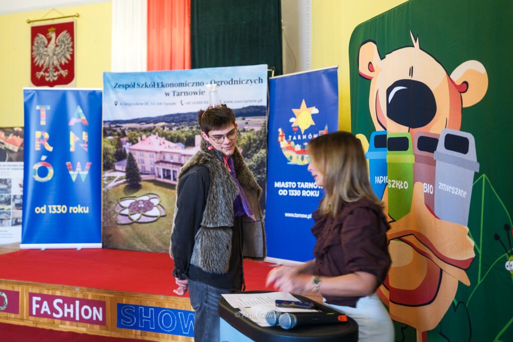 EKO-moda zawładnęła Pałacem Sanguszków. Tarnowska młodzież pokazała, iż styl może być przyjazny planecie [zdjęcia]