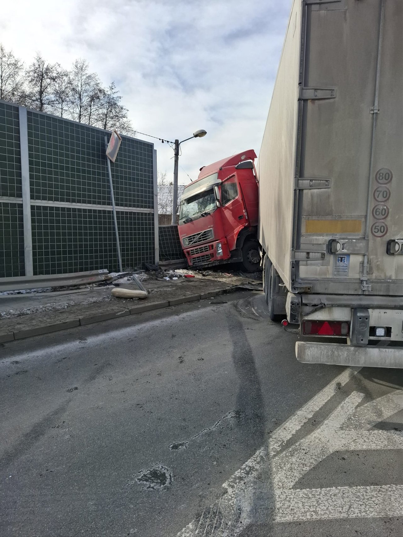 Groźny wypadek w Łoponiu pod Wojniczem. Są ranni. Utrudnienia na „Starej Czwórce”. Wybierajcie objazdy