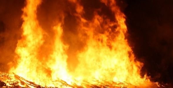 Nocny pożar pod Bochnią. Spłonęło kilkadziesiąt sztuk drobiu. Akcja gaśnicza trwała pół nocy