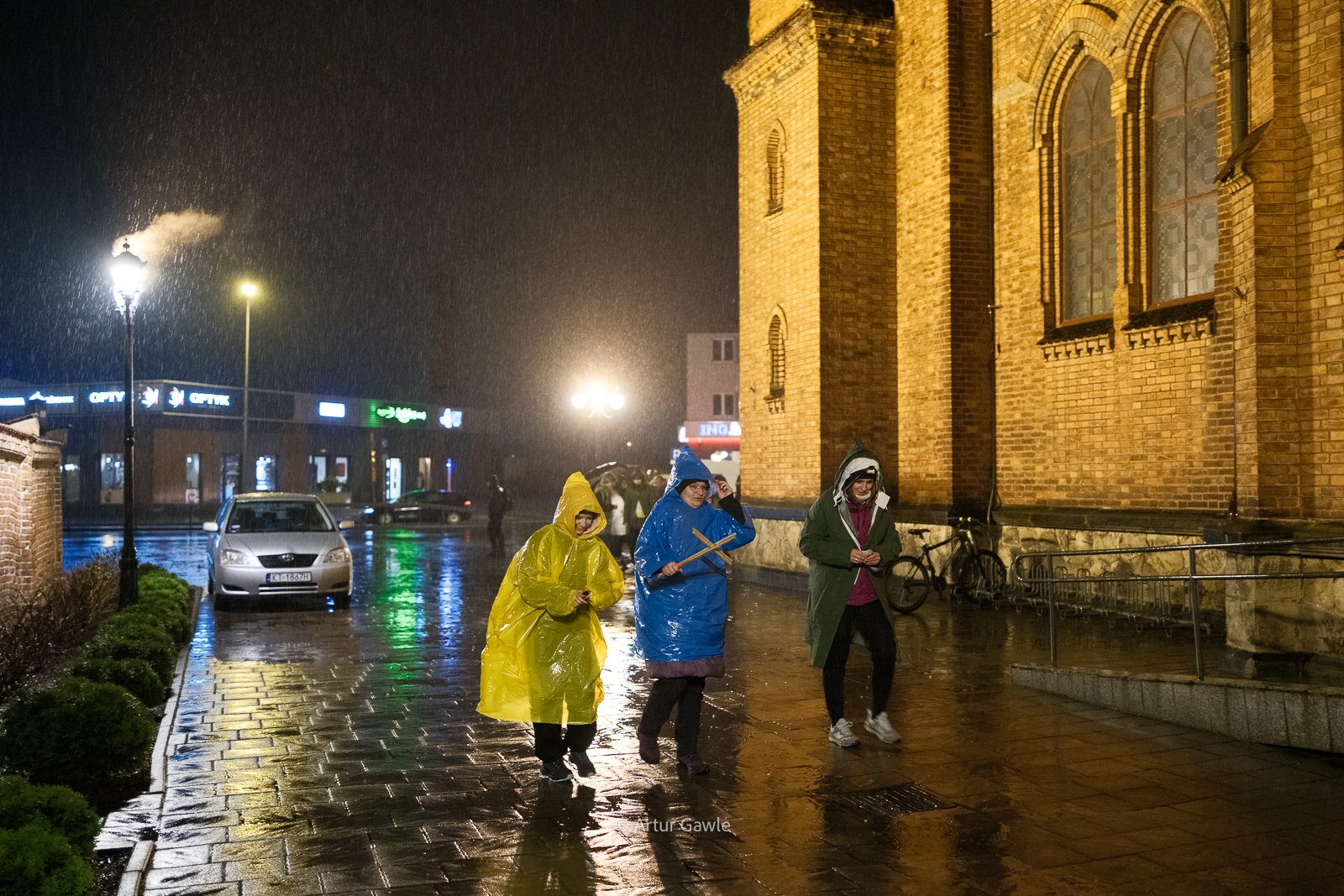 W strugach deszczu ruszyli na Ekstremalną Drogę Krzyżową [zdjęcia]