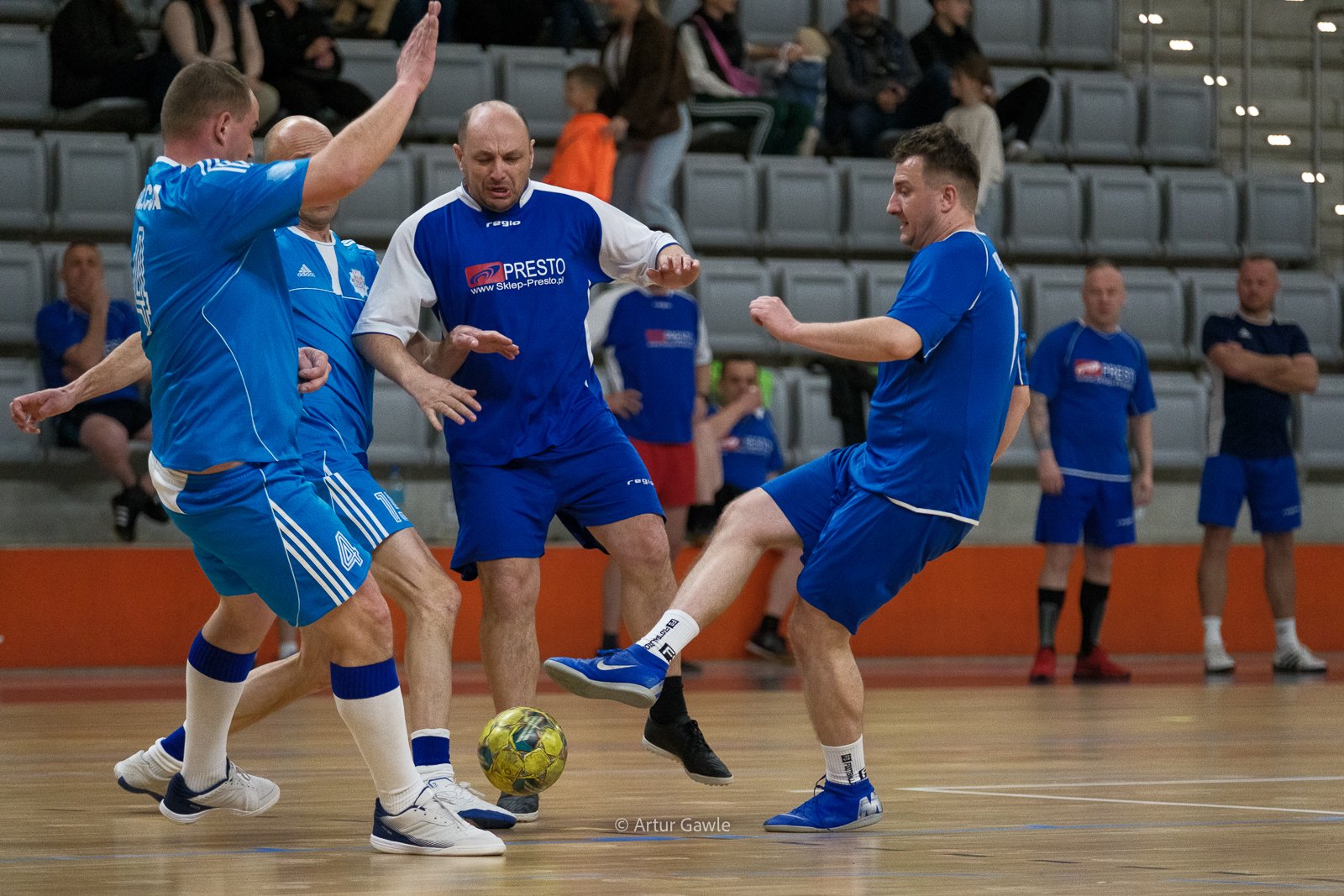 Małopolscy policjanci zagrali w charytatywnym turnieju halówki w Arenie Jaskółka. [zdjęcia]