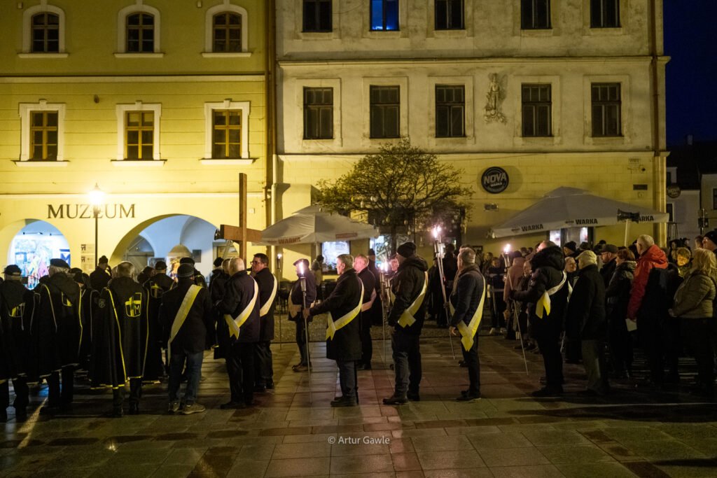 Tarnów: Wieczorna Droga Krzyżowa zgromadziła tłumy [zdjęcia]