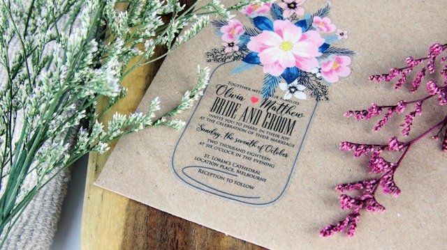 Zaproszenia z drukarni czy handmade? Porównanie opcji dla ślubów, chrzcin i urodzin