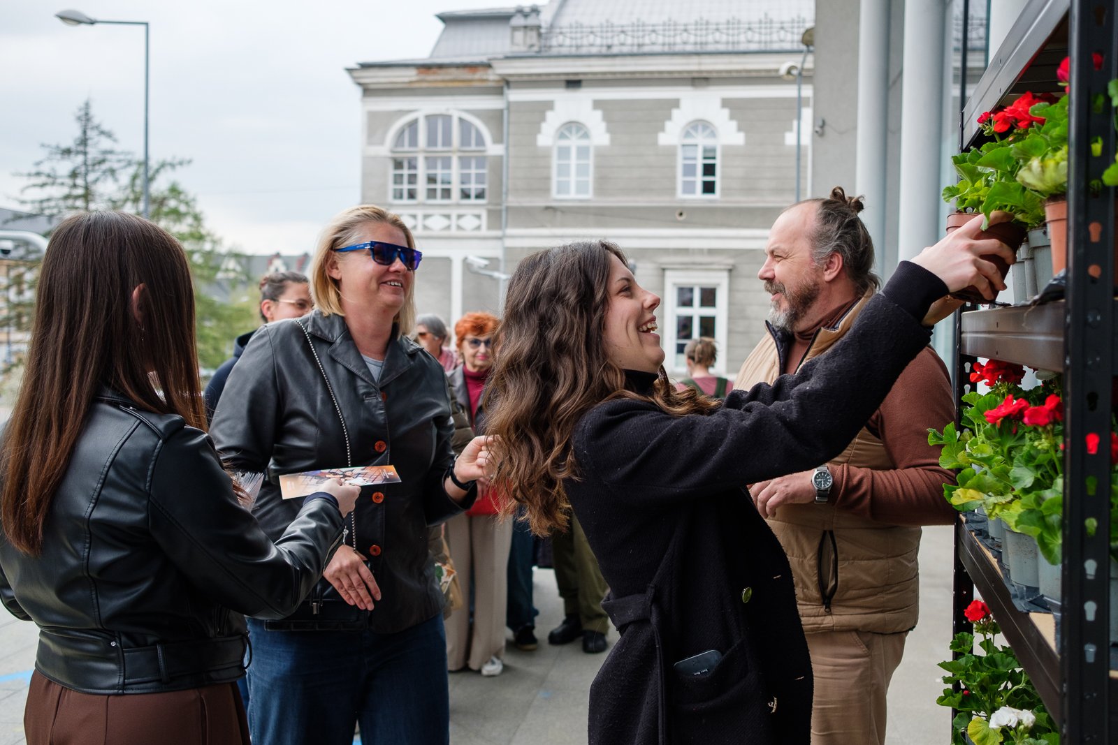 Teatr im. Solskiego świętuje 15-lecie nowego budynku „kwitnącą” akcją [zdjęcia]