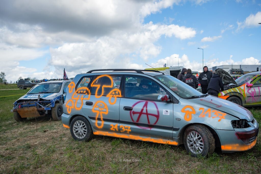 Wyścig wraków w szczytnym celu [zdjęcia]