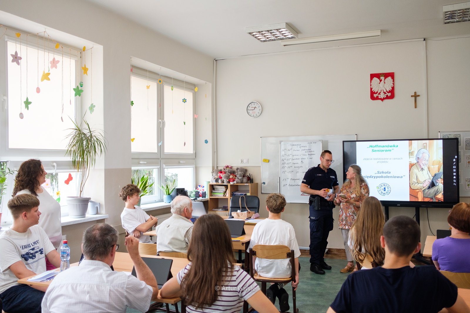 Seniorzy odkrywają cyfrowy świat. Warsztaty międzypokoleniowe w „Hoffmanówce”[zdjęcia]