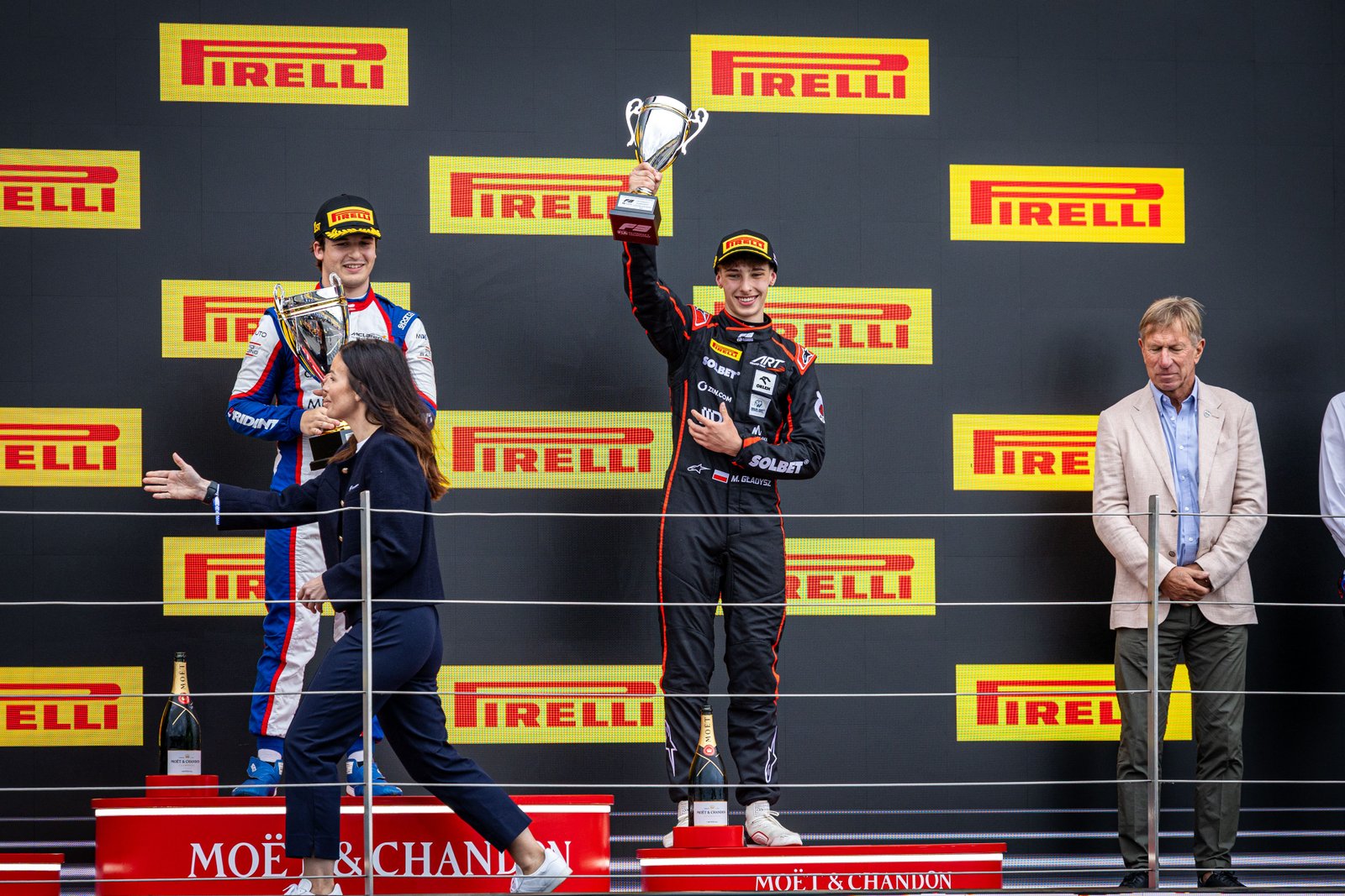 Maciej Gładysz na podium FIA F3 na Silverstone. Pierwsze polskie podium w historii serii