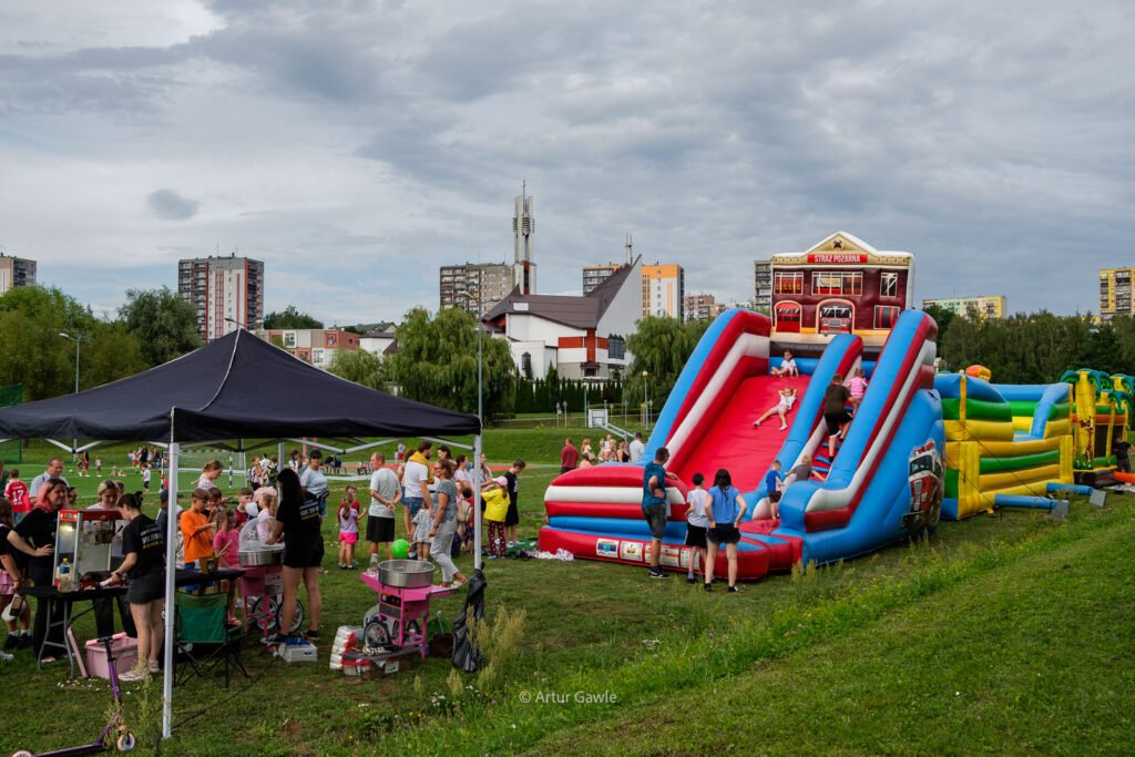 Piknik integracyjny przy SP nr 23 zgromadził mieszkańców dwóch osiedli [zdjęcia]