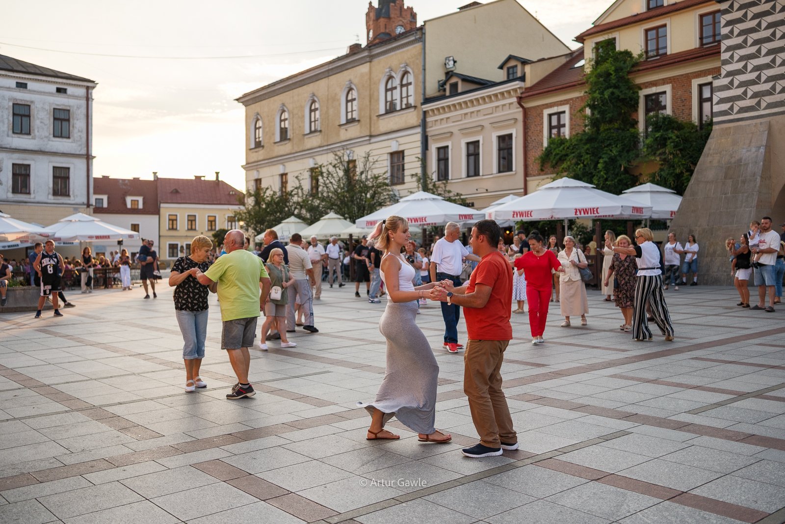 Taneczny wieczór w centrum miasta [zdjęcia]