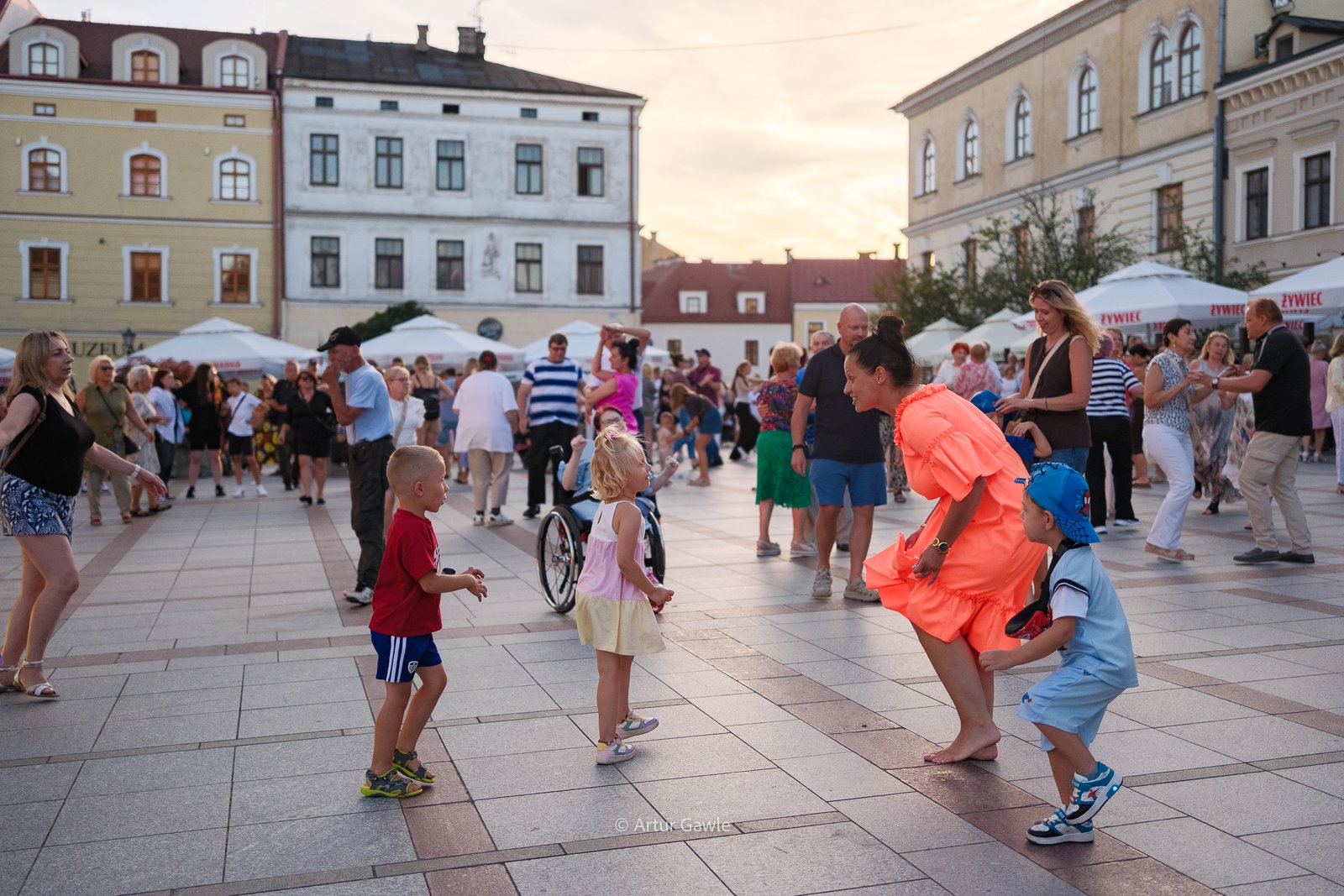 Tarnowski Rynek zamienił się w parkiet. Frekwencja dopisała [zdjęcia]