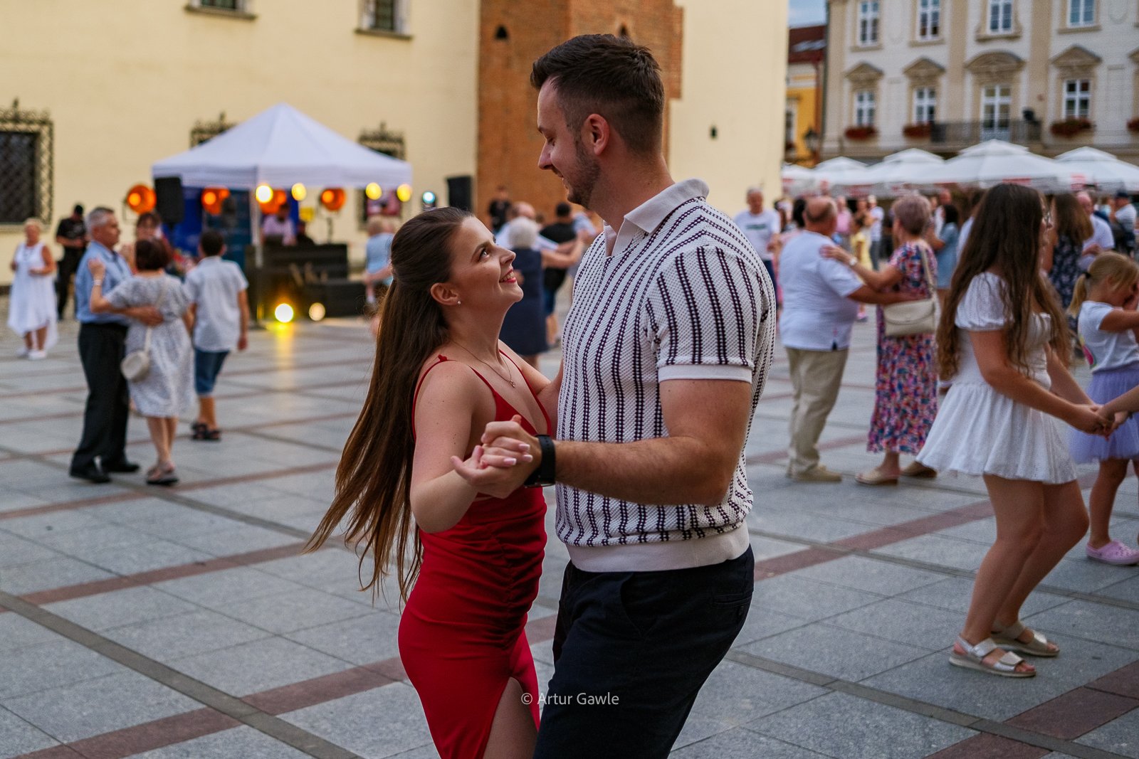 Potańcówka na tarnowskim Rynku. Kolejny niedzielny wieczór z cyklu Letnich Spotkań Tanecznych [zdjęcia]