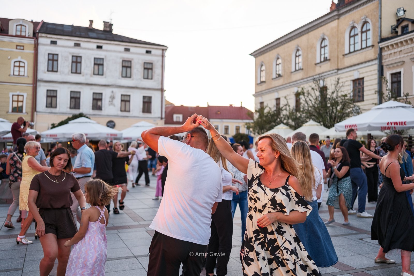 Tłum na Rynku. Tarnowianie pożegnali wakacje tańcem [zdjęcia]