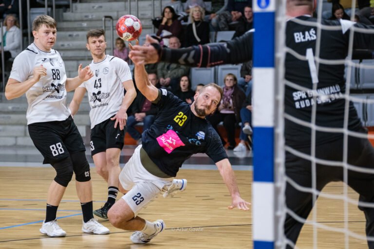 Udany wieczór dla tarnowskich szczypiornistów. Emes Handball Pałac Tarnów wygrał 43:16