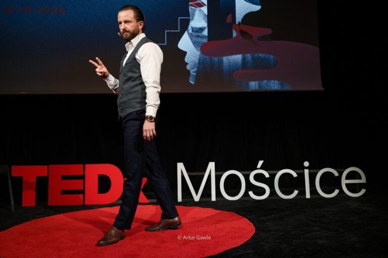 TEDxMościce 2026:  relacje, technologia i odważne historie spotkały się na czerwonej kropce [zdjęcia]